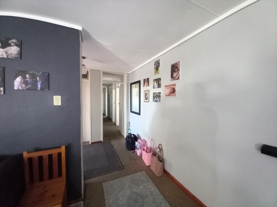 To Let 4 Bedroom Property for Rent in Rouxville Western Cape
